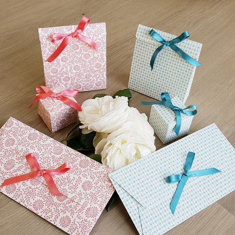 Ensemble d'emballages cadeaux - Rose Fleur et Bleu Losange