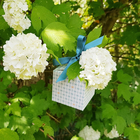 Boite cadeau cube reutilisable recyclable fabriquée en france LOU de la collection Bleu losange